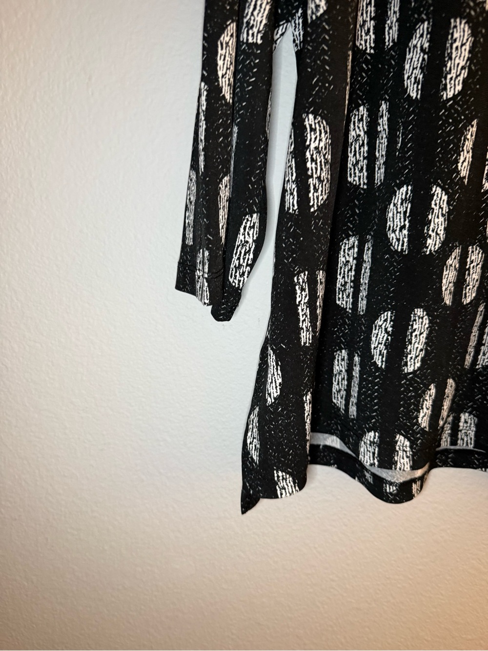 Chico's Black & White V-Neck Long Sleeve Top - Picture 4 of 7